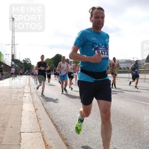 29.06.2025 - hella hamburg halbmarathon Lena Gebhardt http://msf.ph/oto/8413404 29.06.2025 09:50:37 Lombardsbrücke 7120, 113, 5472, 15888, 1209, 1358, 1675, 1688, 1697, 1700, 1803, 1882, 2546, 2568, 2675, 2719, 2826, 3056, 3332, 3626, 4205, 4229, 4380, 4398, 4823, 4893, 5026, 5409, 5436, 5472, 5506, 5508, 5745, 5752, 5791, 5803, 5916, 6080, 6458, 6529, 6649, 6686, 6687, 6704, 7026, 7110, 7774, 8450, 8574, 8958, 9017, 9116, 9302, 9365, 9711, 10064, 10218, 10783, 10922, 11281, 11284, 11305, 11379, 11767, 12292, 12540, 12554, 12895, 13725 meine-sportfotos.de