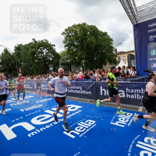 29.06.2025 - hella hamburg halbmarathon Zöllner http://msf.ph/oto/8413431 29.06.2025 10:47:40 Ziel 1070, 1320, 1696, 2284, 2708, 5889, 6009, 7962, 8023, 8234, 8927, 10969, 10988, 13223, 13303, 13948, 14618, 14619, 15451, 15479, 16205, 18104, 18970, 19181 meine-sportfotos.de