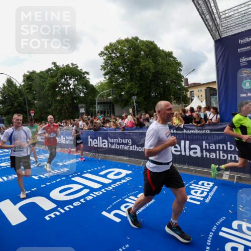 29.06.2025 - hella hamburg halbmarathon Zöllner http://msf.ph/oto/8413442 29.06.2025 10:47:40 Ziel 1070, 1320, 1696, 2284, 2708, 5889, 6009, 7962, 8023, 8234, 8927, 10969, 10988, 13223, 13303, 13948, 14618, 14619, 15451, 15479, 16205, 18104, 18970, 19181 meine-sportfotos.de