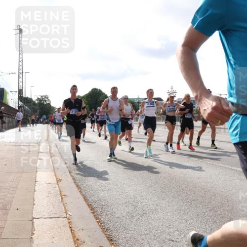 29.06.2025 - hella hamburg halbmarathon Lena Gebhardt http://msf.ph/oto/8413447 29.06.2025 09:50:37 Lombardsbrücke 17120, 18457, 17486, 14012, 547, 1209, 1358, 1675, 1688, 1697, 1700, 1803, 1882, 2546, 2568, 2675, 2719, 2826, 3056, 3332, 3626, 4205, 4229, 4380, 4398, 4823, 4893, 5026, 5409, 5436, 5472, 5506, 5508, 5745, 5752, 5791, 5803, 5916, 6080, 6458, 6529, 6649, 6686, 6687, 6704, 7026, 7110, 7774, 8450, 8574, 8958, 9017, 9116, 9302, 9365, 9711, 10064, 10218, 10783, 10922, 11281, 11284, 11305, 11379, 11767, 12292, 12540, 12554, 12895, 13725 meine-sportfotos.de
