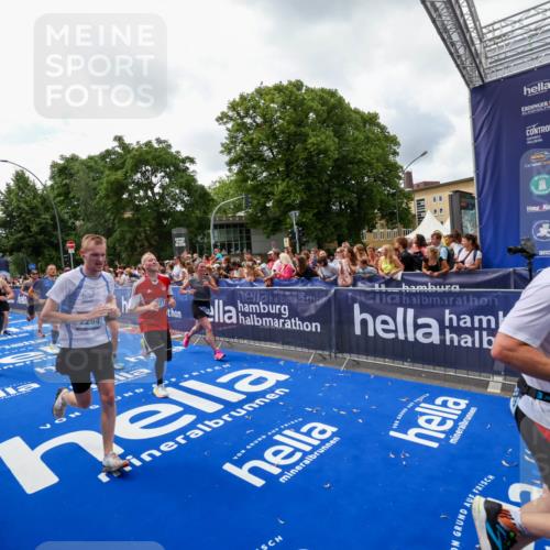 29.06.2025 - hella hamburg halbmarathon Zöllner http://msf.ph/oto/8413450 29.06.2025 10:47:41 Ziel 1070, 1320, 1696, 2284, 2708, 5889, 6009, 7962, 8023, 8927, 10969, 10988, 11283, 13948, 14618, 14619, 15451, 15478, 16205, 18104, 18970, 19181 meine-sportfotos.de