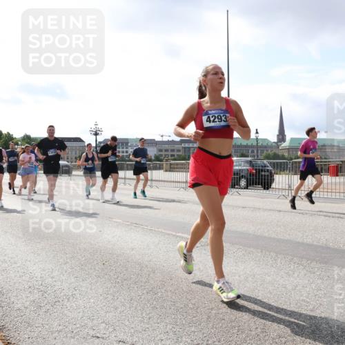 29.06.2025 - hella hamburg halbmarathon Lena Gebhardt http://msf.ph/oto/8413452 29.06.2025 10:04:47 Lombardsbrücke 1347, 4293, 1126, 1213, 1316, 1347, 1377, 1559, 1674, 2011, 2424, 2463, 2628, 2698, 2852, 3071, 3413, 3994, 4146, 4293, 4394, 4538, 4587, 4951, 5354, 5365, 5869, 6311, 7302, 8049, 8089, 8217, 9019, 9489, 10100, 10213, 10709, 10834, 10962, 11088, 11551, 11595, 12125, 12924, 12998, 13242, 13327, 13533, 13625, 14340, 14436, 14917, 15532, 16128, 16134, 16145, 16357, 16579, 16753, 16989, 16995, 17112, 17113, 17434, 17814, 17818, 18189 meine-sportfotos.de
