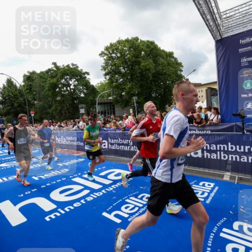 29.06.2025 - hella hamburg halbmarathon Zöllner http://msf.ph/oto/8413465 29.06.2025 10:47:41 Ziel 1070, 1320, 1696, 2284, 2708, 5889, 6009, 7962, 8023, 8927, 10969, 10988, 11283, 13948, 14618, 14619, 15451, 15478, 16205, 18104, 18970, 19181 meine-sportfotos.de