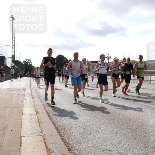 29.06.2025 - hella hamburg halbmarathon Lena Gebhardt http://msf.ph/oto/8413467 29.06.2025 09:50:37 Lombardsbrücke 17120, 16249, 113, 17486, 14012, 1209, 1358, 1675, 1688, 1697, 1700, 1803, 1882, 2546, 2568, 2675, 2719, 2826, 3056, 3332, 3626, 4205, 4229, 4380, 4398, 4823, 4893, 5026, 5409, 5436, 5472, 5506, 5508, 5745, 5752, 5791, 5803, 5916, 6080, 6458, 6529, 6649, 6686, 6687, 6704, 7026, 7110, 7774, 8450, 8574, 8958, 9017, 9116, 9302, 9365, 9711, 10064, 10218, 10783, 10922, 11281, 11284, 11305, 11379, 11767, 12292, 12540, 12554, 12895, 13725 meine-sportfotos.de