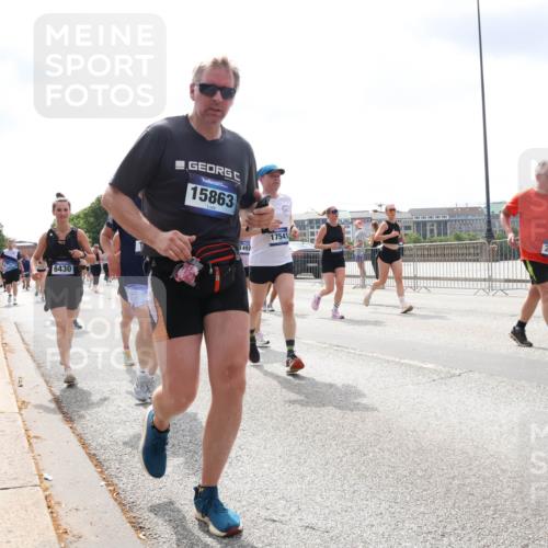 29.06.2025 - hella hamburg halbmarathon Lena Gebhardt http://msf.ph/oto/8413486 29.06.2025 10:42:02 Lombardsbrücke 6430, 15863, 1492, 17541, 2258, 6137, 1039, 1314, 1509, 1623, 1624, 1648, 1712, 1752, 2145, 2153, 2523, 2974, 3276, 3326, 3459, 3460, 3568, 4329, 4353, 4541, 4735, 4736, 4787, 4885, 5419, 5432, 5671, 6136, 6137, 6153, 6320, 6430, 6436, 6450, 6618, 6837, 6846, 6917, 7357, 7477, 7955, 7968, 8004, 8014, 8162, 8163, 8300, 8301, 8443, 8459, 8712, 8848, 8897, 8908, 9008, 9223, 9370, 9467, 9588, 10027, 10623, 11011 meine-sportfotos.de