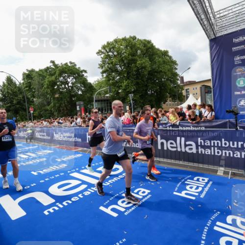 29.06.2025 - hella hamburg halbmarathon Zöllner http://msf.ph/oto/8413556 29.06.2025 10:47:48 Ziel 2340, 2708, 5915, 7962, 8564, 10988, 11283, 12679, 13948, 14383, 15478, 16205, 17229, 18430 meine-sportfotos.de