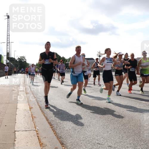 29.06.2025 - hella hamburg halbmarathon Lena Gebhardt http://msf.ph/oto/8413562 29.06.2025 09:50:38 Lombardsbrücke 1712, 16249, 1849, 113, 17486, 14012, 1409, 1209, 1358, 1688, 1697, 1700, 1803, 1882, 2546, 2568, 2675, 2719, 2826, 3056, 3332, 3626, 4205, 4229, 4380, 4398, 4823, 4893, 5026, 5436, 5472, 5506, 5508, 5745, 5752, 5791, 5803, 5916, 6080, 6458, 6529, 6649, 6686, 6687, 6704, 7026, 7110, 7774, 8450, 8574, 8958, 9017, 9116, 9302, 9365, 10064, 10218, 10783, 10922, 11281, 11284, 11305, 11379, 11767, 12292, 12540, 12554, 12895, 13725 meine-sportfotos.de