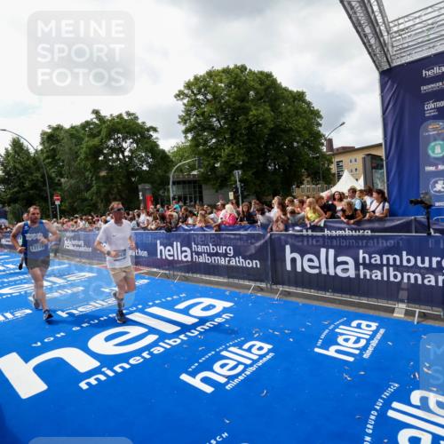 29.06.2025 - hella hamburg halbmarathon Zöllner http://msf.ph/oto/8413605 29.06.2025 10:47:50 Ziel 2340, 5915, 8564, 11283, 11961, 12679, 14383, 15478, 17229, 18356, 18430, 18836 meine-sportfotos.de