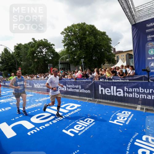 29.06.2025 - hella hamburg halbmarathon Zöllner http://msf.ph/oto/8413612 29.06.2025 10:47:50 Ziel 2340, 5915, 8564, 11283, 11961, 12679, 14383, 15478, 17229, 18356, 18430, 18836 meine-sportfotos.de