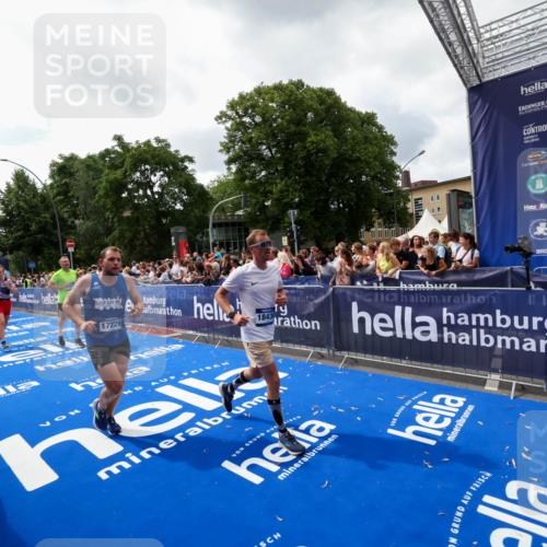 29.06.2025 - hella hamburg halbmarathon Zöllner http://msf.ph/oto/8413623 29.06.2025 10:47:51 Ziel 2340, 5915, 6836, 8564, 11961, 12679, 14383, 17229, 18356, 18430, 18836 meine-sportfotos.de