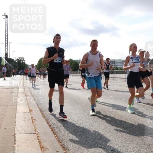 29.06.2025 - hella hamburg halbmarathon Lena Gebhardt http://msf.ph/oto/8413626 29.06.2025 09:50:38 Lombardsbrücke 17120, 16249, 8451, 17486, 14012, 1209, 1358, 1688, 1697, 1700, 1803, 1882, 2546, 2568, 2675, 2719, 2826, 3056, 3332, 3626, 4205, 4229, 4380, 4398, 4823, 4893, 5026, 5436, 5472, 5506, 5508, 5745, 5752, 5791, 5803, 5916, 6080, 6458, 6529, 6649, 6686, 6687, 6704, 7026, 7110, 7774, 8450, 8574, 8958, 9017, 9116, 9302, 9365, 10064, 10218, 10783, 10922, 11281, 11284, 11305, 11379, 11767, 12292, 12540, 12554, 12895, 13725 meine-sportfotos.de