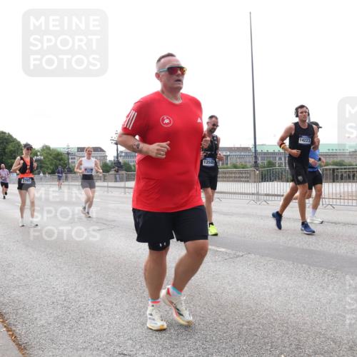 29.06.2025 - hella hamburg halbmarathon Lena Gebhardt http://msf.ph/oto/8413652 29.06.2025 10:25:55 Lombardsbrücke 3765, 12074, 12505, 14223, 479, 1093, 1305, 1479, 1481, 3343, 3765, 4378, 4797, 5028, 5497, 6159, 6663, 8276, 8674, 8881, 9811, 10104, 10219, 10845, 10846, 11139, 11596, 11662, 11699, 11828, 11859, 12074, 12505, 12838, 12945, 12946, 13653, 13842, 14063, 14179, 14223, 14356, 14726, 14936, 15283, 16289, 16354, 16381, 16927, 17369, 19144 meine-sportfotos.de
