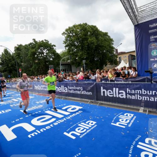 29.06.2025 - hella hamburg halbmarathon Zöllner http://msf.ph/oto/8413663 29.06.2025 10:47:52 Ziel 2340, 5915, 6836, 8564, 11961, 12679, 14383, 17229, 18356, 18430, 18836 meine-sportfotos.de