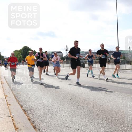 29.06.2025 - hella hamburg halbmarathon Lena Gebhardt http://msf.ph/oto/8413664 29.06.2025 10:04:48 Lombardsbrücke 13475, 1754, 16995, 1353, 1316, 15532, 1126, 1213, 1316, 1347, 1377, 1559, 1674, 2011, 2424, 2463, 2628, 2698, 2852, 3071, 3413, 3994, 4146, 4293, 4394, 4538, 4951, 5354, 5365, 5869, 6311, 7302, 8049, 8089, 8217, 9019, 9489, 10100, 10213, 10709, 10834, 10962, 11088, 11551, 11595, 12125, 12924, 12998, 13242, 13327, 13533, 13625, 14436, 14917, 15532, 16128, 16134, 16145, 16357, 16579, 16753, 16989, 16995, 17112, 17113, 17434, 17814, 17818, 18189 meine-sportfotos.de