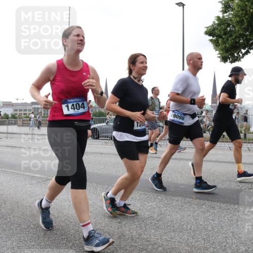 29.06.2025 - hella hamburg halbmarathon Lena Gebhardt http://msf.ph/oto/8413684 29.06.2025 10:51:20 Lombardsbrücke 8410, 2237, 1404, 916, 19098, 1129, 1203, 1208, 1404, 1478, 1617, 1997, 2202, 2308, 2358, 2380, 2484, 2485, 2593, 2736, 2778, 2859, 3934, 4156, 4652, 4713, 4748, 4808, 4848, 4878, 4920, 5286, 5289, 5291, 5357, 5394, 5530, 5716, 5717, 6091, 6885, 6945, 6954, 6961, 7012, 7141, 7769, 7770, 7771, 7825, 7841, 7871, 7992, 8040, 8125, 8410, 8672, 8779, 9166, 9167, 9340, 9582, 9583, 9763, 10029, 10496, 10552, 10614, 10636, 11034, 11052, 11252, 11268, 11575, 11577 meine-sportfotos.de