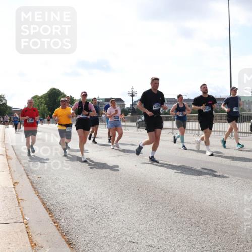 29.06.2025 - hella hamburg halbmarathon Lena Gebhardt http://msf.ph/oto/8413695 29.06.2025 10:04:48 Lombardsbrücke 1347, 17540, 1010, 16995, 13533, 15532, 1781, 1126, 1213, 1316, 1347, 1377, 1559, 1674, 2011, 2424, 2463, 2628, 2698, 2852, 3071, 3413, 3994, 4146, 4293, 4394, 4538, 4951, 5354, 5365, 5869, 6311, 7302, 8049, 8089, 8217, 9019, 9489, 10100, 10213, 10709, 10834, 10962, 11088, 11551, 11595, 12125, 12924, 12998, 13242, 13327, 13533, 13625, 14436, 14917, 15532, 16128, 16134, 16145, 16357, 16579, 16753, 16989, 16995, 17112, 17113, 17434, 17814, 17818, 18189 meine-sportfotos.de