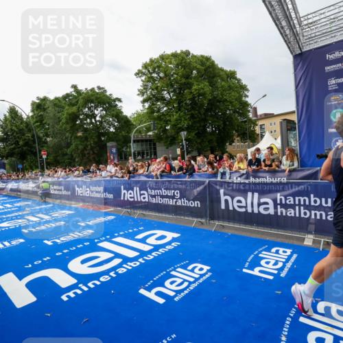 29.06.2025 - hella hamburg halbmarathon Zöllner http://msf.ph/oto/8413701 29.06.2025 10:24:28 Ziel 18695 meine-sportfotos.de
