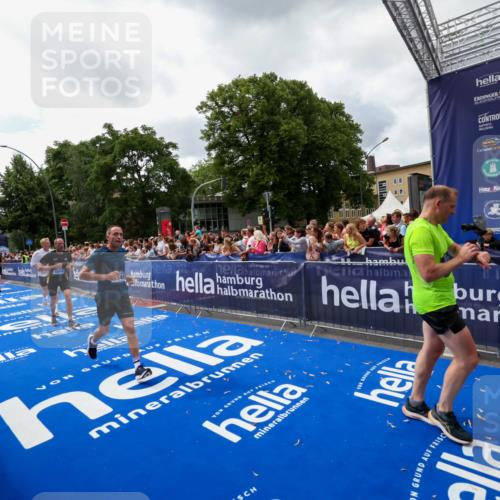 29.06.2025 - hella hamburg halbmarathon Zöllner http://msf.ph/oto/8413711 29.06.2025 10:47:53 Ziel 2340, 5915, 6836, 8564, 11961, 12679, 14383, 14730, 17451, 18356, 18836 meine-sportfotos.de
