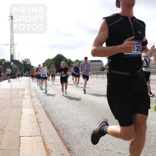 29.06.2025 - hella hamburg halbmarathon Lena Gebhardt http://msf.ph/oto/8413712 29.06.2025 09:50:39 Lombardsbrücke 15921, 10783, 16249, 20, 13446, 113, 1209, 1358, 1441, 1688, 1697, 1700, 1803, 1882, 2546, 2568, 2675, 2719, 2826, 3056, 3332, 3626, 4205, 4229, 4380, 4398, 4823, 4893, 5026, 5436, 5472, 5506, 5508, 5745, 5752, 5791, 5803, 5916, 6080, 6458, 6529, 6649, 6686, 6687, 6704, 7026, 7110, 7774, 8450, 8574, 8958, 9017, 9116, 9302, 9365, 10064, 10218, 10783, 10922, 11281, 11284, 11305, 11379, 11767, 12292, 12540, 12895, 13725 meine-sportfotos.de