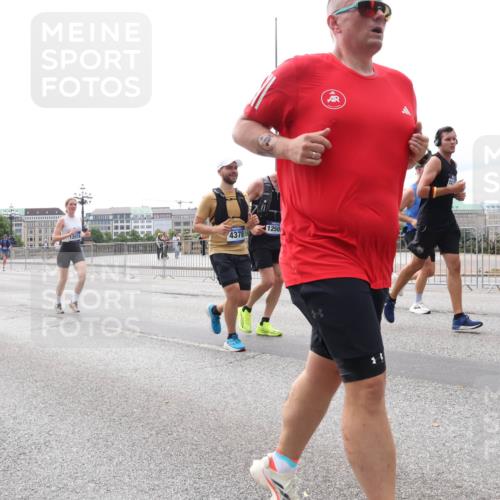 29.06.2025 - hella hamburg halbmarathon Lena Gebhardt http://msf.ph/oto/8413719 29.06.2025 10:25:55 Lombardsbrücke 4378, 3765, 1481, 1250, 415, 3, 1093, 1305, 1479, 1481, 3343, 3765, 4378, 4797, 5028, 5497, 6159, 6663, 8276, 8674, 8881, 9811, 10104, 10219, 10845, 10846, 11139, 11596, 11662, 11699, 11828, 11859, 12074, 12505, 12838, 12945, 12946, 13653, 13842, 14063, 14179, 14223, 14356, 14726, 14936, 15283, 16289, 16354, 16381, 16927, 17369, 19144 meine-sportfotos.de