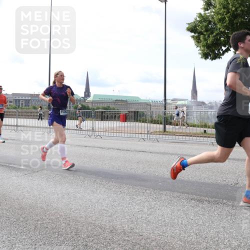 29.06.2025 - hella hamburg halbmarathon Lena Gebhardt http://msf.ph/oto/8413737 29.06.2025 10:17:22 Lombardsbrücke 18344, 10377, 1083, 1137, 1204, 1298, 1331, 1348, 1356, 1477, 1553, 2225, 2259, 2305, 2860, 2908, 3210, 3464, 3466, 3622, 3802, 3803, 4194, 4218, 4852, 5023, 5390, 5929, 5930, 5995, 6126, 6128, 6254, 6336, 6352, 6520, 6522, 6786, 7011, 7114, 7115, 7257, 7258, 7291, 7345, 7376, 7410, 7413, 7445, 7566, 7647, 7844, 7924, 7928, 7945, 8210, 8253, 8263, 8309, 8351, 8433, 8513, 8558, 8895, 8983, 9152, 9259, 9848 meine-sportfotos.de