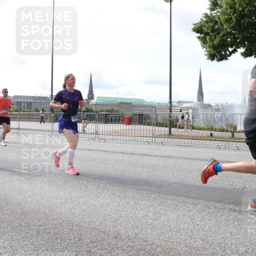 29.06.2025 - hella hamburg halbmarathon Lena Gebhardt http://msf.ph/oto/8413766 29.06.2025 10:17:22 Lombardsbrücke 1529, 1083, 1137, 1204, 1298, 1331, 1348, 1356, 1477, 1553, 2225, 2259, 2305, 2860, 2908, 3210, 3464, 3466, 3622, 3802, 3803, 4194, 4218, 4852, 5023, 5390, 5929, 5930, 5995, 6126, 6128, 6254, 6336, 6352, 6520, 6522, 6786, 7011, 7114, 7115, 7257, 7258, 7291, 7345, 7376, 7410, 7413, 7445, 7566, 7647, 7844, 7924, 7928, 7945, 8210, 8253, 8263, 8309, 8351, 8433, 8513, 8558, 8895, 8983, 9152, 9259, 9848 meine-sportfotos.de