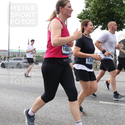 29.06.2025 - hella hamburg halbmarathon Lena Gebhardt http://msf.ph/oto/8413775 29.06.2025 10:51:21 Lombardsbrücke 8410, 1404, 916, 15, 1203, 198, 1129, 1203, 1208, 1404, 1478, 1617, 1997, 2202, 2308, 2358, 2380, 2484, 2485, 2593, 2736, 2778, 2859, 3934, 4156, 4652, 4713, 4748, 4808, 4848, 4878, 4920, 5286, 5289, 5291, 5357, 5394, 5530, 5716, 5717, 6091, 6885, 6945, 6954, 6961, 7012, 7141, 7769, 7770, 7771, 7825, 7841, 7871, 7992, 8040, 8125, 8399, 8410, 8672, 8779, 9166, 9167, 9340, 9582, 9583, 9763, 10496, 10552, 10614, 10636, 11034, 11052, 11252, 11268, 11575 meine-sportfotos.de