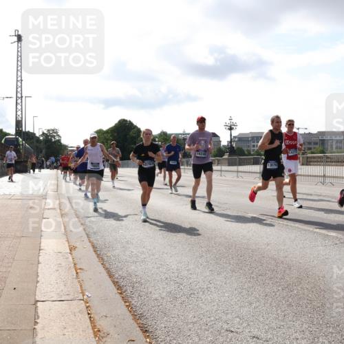 29.06.2025 - hella hamburg halbmarathon Lena Gebhardt http://msf.ph/oto/8413780 29.06.2025 09:50:39 Lombardsbrücke 15921, 10783, 16249, 13876, 14272, 1209, 1358, 1441, 1688, 1697, 1700, 1803, 1882, 2546, 2568, 2675, 2719, 2826, 3056, 3332, 3626, 4205, 4229, 4380, 4398, 4823, 4893, 5026, 5436, 5472, 5506, 5508, 5745, 5752, 5791, 5803, 5916, 6080, 6458, 6529, 6649, 6686, 6687, 6704, 7026, 7110, 7774, 8450, 8574, 8958, 9017, 9116, 9302, 9365, 10064, 10218, 10783, 10922, 11281, 11284, 11305, 11379, 11767, 12292, 12540, 12895, 13725 meine-sportfotos.de