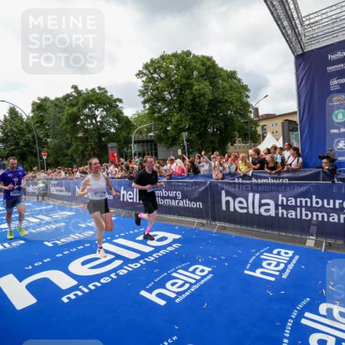 29.06.2025 - hella hamburg halbmarathon Zöllner http://msf.ph/oto/8413797 29.06.2025 10:47:57 Ziel 1604, 1613, 5022, 6836, 11961, 14730, 15333, 16766, 17451, 18356, 18836 meine-sportfotos.de