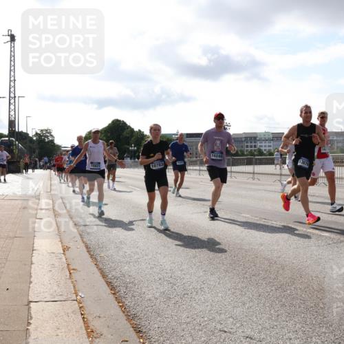 29.06.2025 - hella hamburg halbmarathon Lena Gebhardt http://msf.ph/oto/8413805 29.06.2025 09:50:40 Lombardsbrücke 15921, 10783, 16301, 16249, 13876, 1427, 1209, 1358, 1441, 1688, 1697, 1700, 1882, 2546, 2568, 2675, 2719, 2826, 3056, 3332, 3626, 4205, 4229, 4380, 4398, 4823, 4893, 5026, 5436, 5472, 5506, 5508, 5745, 5752, 5791, 5803, 5916, 6080, 6458, 6529, 6649, 6686, 6687, 7026, 7110, 8091, 8450, 8574, 8958, 9017, 9116, 9302, 9365, 10064, 10218, 10783, 10922, 11281, 11284, 11305, 11379, 11767, 12292, 12540, 12895, 13725 meine-sportfotos.de