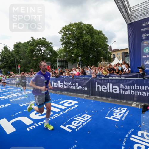 29.06.2025 - hella hamburg halbmarathon Zöllner http://msf.ph/oto/8413829 29.06.2025 10:47:58 Ziel 1604, 1613, 4528, 5022, 6836, 11961, 14730, 15333, 16766, 17451, 18356, 18836, 19198 meine-sportfotos.de