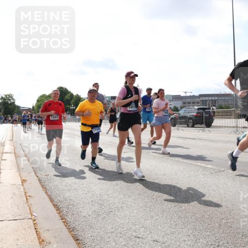 29.06.2025 - hella hamburg halbmarathon Lena Gebhardt http://msf.ph/oto/8413832 29.06.2025 10:04:49 Lombardsbrücke 1347, 17540, 1010, 2463, 16995, 13533, 15532, 1126, 1213, 1316, 1347, 1377, 1559, 1674, 2011, 2424, 2463, 2628, 2698, 2852, 3071, 3413, 3994, 4146, 4293, 4394, 4538, 4951, 5869, 6311, 6907, 6908, 7302, 8049, 8089, 8217, 9019, 9489, 10100, 10213, 10709, 10834, 10962, 11088, 11551, 11595, 12125, 12924, 13242, 13327, 13533, 13625, 14917, 15532, 16128, 16134, 16145, 16357, 16579, 16753, 16989, 16995, 17112, 17113, 17434, 17814, 17818, 18189 meine-sportfotos.de