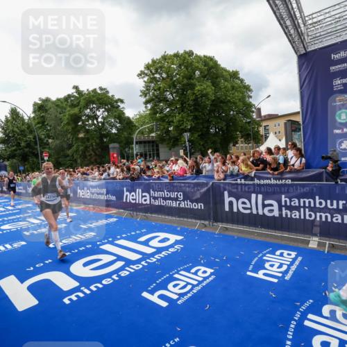 29.06.2025 - hella hamburg halbmarathon Zöllner http://msf.ph/oto/8413847 29.06.2025 10:48:00 Ziel 1604, 1613, 4528, 4601, 5022, 6377, 6836, 12808, 14730, 15333, 16766, 17451, 18206, 18922, 19198 meine-sportfotos.de