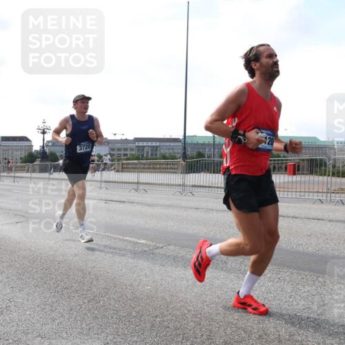 29.06.2025 - hella hamburg halbmarathon Lena Gebhardt http://msf.ph/oto/8413859 29.06.2025 09:39:54 Lombardsbrücke 120, 3720, 51, 53, 2144, 2659, 3720, 6380, 6699, 11342, 11678, 13016, 14717, 14932, 14933, 15166, 16120, 16548, 17402, 18694, 18848, 19108 meine-sportfotos.de