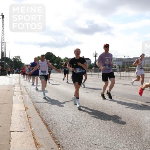 29.06.2025 - hella hamburg halbmarathon Lena Gebhardt http://msf.ph/oto/8413881 29.06.2025 09:50:40 Lombardsbrücke 15921, 10783, 6249, 13876, 1209, 1358, 1441, 1688, 1697, 1700, 1882, 2546, 2568, 2675, 2719, 2826, 3056, 3332, 3626, 4205, 4229, 4380, 4398, 4823, 4893, 5026, 5436, 5472, 5506, 5508, 5745, 5752, 5791, 5803, 5916, 6080, 6458, 6529, 6649, 6686, 6687, 7026, 7110, 8091, 8450, 8574, 8958, 9017, 9116, 9302, 9365, 10064, 10218, 10783, 10922, 11281, 11284, 11305, 11379, 11767, 12292, 12540, 12895, 13725 meine-sportfotos.de