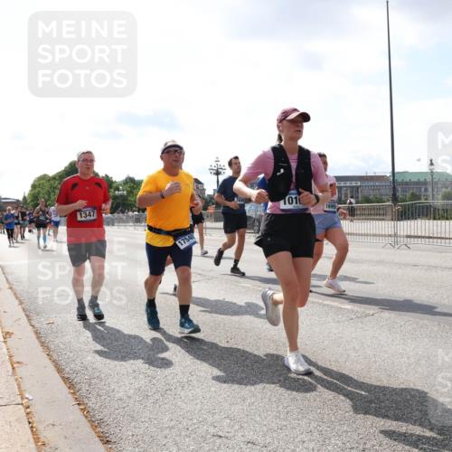 29.06.2025 - hella hamburg halbmarathon Lena Gebhardt http://msf.ph/oto/8413894 29.06.2025 10:04:50 Lombardsbrücke 1347, 17540, 101, 131, 1126, 1213, 1316, 1347, 1377, 1559, 1674, 2011, 2424, 2463, 2628, 2698, 2852, 3071, 3413, 3994, 4146, 4293, 4394, 4538, 4951, 5869, 6311, 6907, 6908, 7302, 8049, 8089, 8217, 9019, 9489, 10100, 10213, 10709, 10834, 10962, 11088, 11551, 11595, 12125, 12924, 13242, 13327, 13533, 13625, 15532, 16128, 16134, 16145, 16357, 16579, 16753, 16989, 16995, 17112, 17113, 17434, 17814, 17818, 18189 meine-sportfotos.de