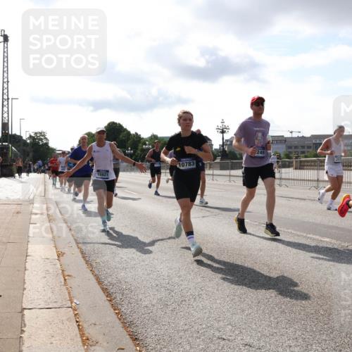 29.06.2025 - hella hamburg halbmarathon Lena Gebhardt http://msf.ph/oto/8413901 29.06.2025 09:50:40 Lombardsbrücke 15921, 10783, 249, 13876, 1209, 1358, 1441, 1688, 1697, 1700, 1882, 2546, 2568, 2675, 2719, 2826, 3056, 3332, 3626, 4205, 4229, 4380, 4398, 4823, 4893, 5026, 5436, 5472, 5506, 5508, 5745, 5752, 5791, 5803, 5916, 6080, 6458, 6529, 6649, 6686, 6687, 7026, 7110, 8091, 8450, 8574, 8958, 9017, 9116, 9302, 9365, 10064, 10218, 10783, 10922, 11281, 11284, 11305, 11379, 11767, 12292, 12540, 12895, 13725 meine-sportfotos.de