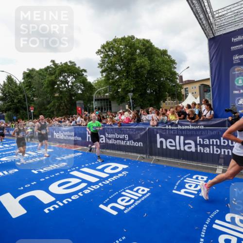 29.06.2025 - hella hamburg halbmarathon Zöllner http://msf.ph/oto/8413904 29.06.2025 10:48:02 Ziel 1086, 1604, 1613, 4528, 4601, 5022, 6377, 12724, 12747, 12808, 14730, 15333, 16766, 17451, 18206, 18922, 19198 meine-sportfotos.de