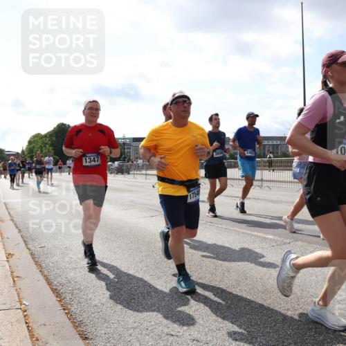 29.06.2025 - hella hamburg halbmarathon Lena Gebhardt http://msf.ph/oto/8413921 29.06.2025 10:04:50 Lombardsbrücke 1347, 1754, 2698, 01, 1126, 1213, 1316, 1347, 1377, 1559, 1674, 2011, 2424, 2463, 2628, 2698, 2852, 3071, 3413, 3994, 4146, 4293, 4394, 4538, 4951, 5869, 6311, 6907, 6908, 7302, 8049, 8089, 8217, 9019, 9489, 10100, 10213, 10709, 10834, 10962, 11088, 11551, 11595, 12125, 12924, 13242, 13327, 13533, 13625, 15532, 16128, 16134, 16145, 16357, 16579, 16753, 16989, 16995, 17112, 17113, 17434, 17814, 17818, 18189 meine-sportfotos.de