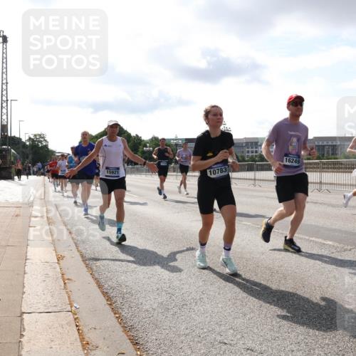 29.06.2025 - hella hamburg halbmarathon Lena Gebhardt http://msf.ph/oto/8413925 29.06.2025 09:50:40 Lombardsbrücke 15921, 10783, 16249, 1209, 1358, 1441, 1688, 1697, 1700, 1882, 2546, 2568, 2675, 2719, 2826, 3056, 3332, 3626, 4205, 4229, 4380, 4398, 4823, 4893, 5026, 5436, 5472, 5506, 5508, 5745, 5752, 5791, 5803, 5916, 6080, 6458, 6529, 6649, 6686, 6687, 7026, 7110, 8091, 8450, 8574, 8958, 9017, 9116, 9302, 9365, 10064, 10218, 10783, 10922, 11281, 11284, 11305, 11379, 11767, 12292, 12540, 12895, 13725 meine-sportfotos.de