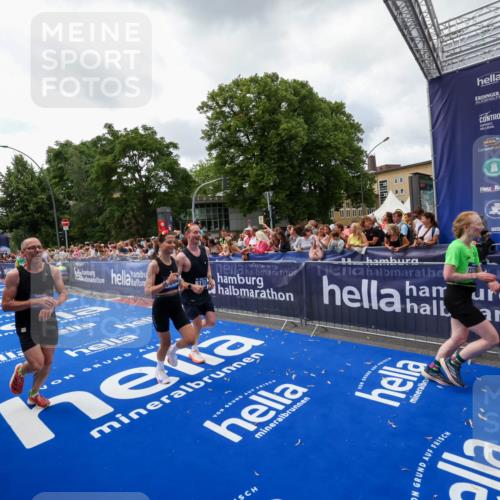 29.06.2025 - hella hamburg halbmarathon Zöllner http://msf.ph/oto/8413940 29.06.2025 10:48:03 Ziel 1086, 1604, 1613, 4528, 4601, 5022, 6377, 12706, 12724, 12747, 12808, 13570, 15333, 16766, 18206, 18922, 19198 meine-sportfotos.de