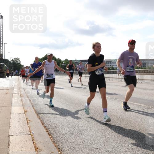 29.06.2025 - hella hamburg halbmarathon Lena Gebhardt http://msf.ph/oto/8413947 29.06.2025 09:50:40 Lombardsbrücke 15921, 10783, 16249, 1209, 1358, 1441, 1688, 1697, 1700, 1882, 2546, 2568, 2675, 2719, 2826, 3056, 3332, 3626, 4205, 4229, 4380, 4398, 4823, 4893, 5026, 5436, 5472, 5506, 5508, 5745, 5752, 5791, 5803, 5916, 6080, 6458, 6529, 6649, 6686, 6687, 7026, 7110, 8091, 8450, 8574, 8958, 9017, 9116, 9302, 9365, 10064, 10218, 10783, 10922, 11281, 11284, 11305, 11379, 11767, 12292, 12540, 12895, 13725 meine-sportfotos.de