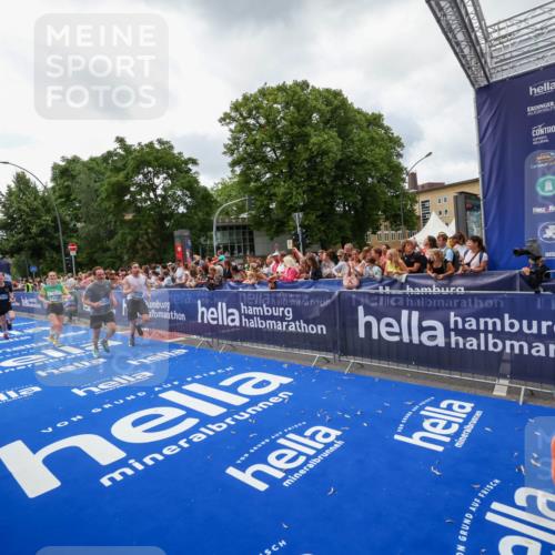 29.06.2025 - hella hamburg halbmarathon Zöllner http://msf.ph/oto/8413958 29.06.2025 10:48:04 Ziel 1086, 1604, 1613, 4324, 4528, 4601, 5022, 6377, 12706, 12724, 12747, 12808, 13570, 15333, 16149, 16766, 18206, 18922, 19198 meine-sportfotos.de