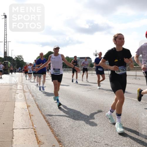 29.06.2025 - hella hamburg halbmarathon Lena Gebhardt http://msf.ph/oto/8413972 29.06.2025 09:50:41 Lombardsbrücke 15921, 17623, 16301, 10783, 16249, 36, 1209, 1358, 1441, 1688, 1697, 1700, 1882, 2546, 2568, 2675, 2719, 2826, 3056, 3332, 3626, 3947, 4205, 4229, 4380, 4398, 4823, 4893, 5026, 5436, 5472, 5506, 5508, 5745, 5752, 5791, 5803, 5916, 6080, 6429, 6458, 6529, 6639, 6649, 6686, 6687, 7026, 7110, 8091, 8450, 8574, 8958, 9017, 9116, 9302, 9365, 10064, 10218, 10783, 10922, 11281, 11284, 11305, 11379, 11767, 12292, 12895, 13725 meine-sportfotos.de
