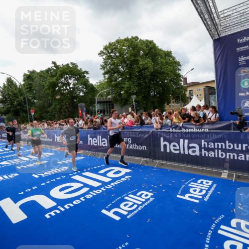 29.06.2025 - hella hamburg halbmarathon Zöllner http://msf.ph/oto/8413975 29.06.2025 10:48:05 Ziel 1086, 1604, 1613, 4324, 4528, 4601, 5022, 6377, 9638, 12706, 12724, 12747, 12808, 13570, 16149, 16766, 18206, 18922, 19198 meine-sportfotos.de