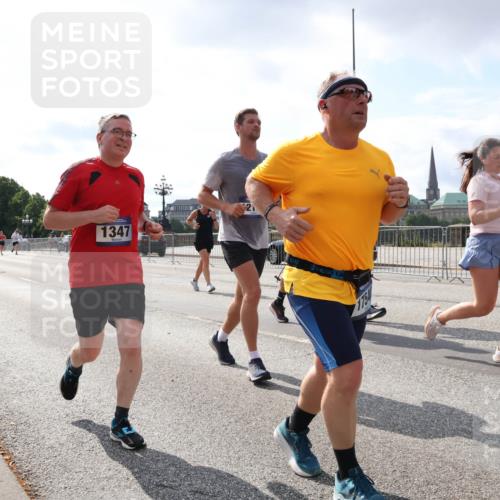 29.06.2025 - hella hamburg halbmarathon Lena Gebhardt http://msf.ph/oto/8413986 29.06.2025 10:04:51 Lombardsbrücke 1347, 21, 1126, 1213, 1316, 1347, 1377, 1559, 1674, 2011, 2424, 2463, 2628, 2698, 2852, 3071, 3413, 3994, 4146, 4293, 4394, 4538, 4951, 5869, 6311, 6907, 6908, 7302, 8049, 8089, 9019, 9489, 10100, 10213, 10709, 10834, 10962, 11088, 11551, 11595, 12125, 12924, 13242, 13327, 13533, 13625, 15532, 16128, 16134, 16145, 16357, 16579, 16753, 16989, 16995, 17112, 17113, 17434, 17814, 17818, 18189 meine-sportfotos.de