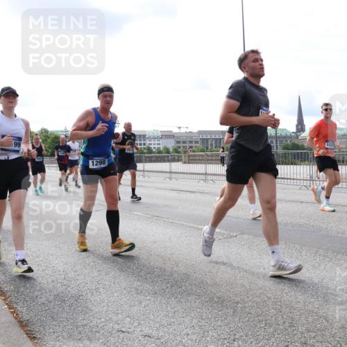 29.06.2025 - hella hamburg halbmarathon Lena Gebhardt http://msf.ph/oto/8413998 29.06.2025 10:17:24 Lombardsbrücke 79, 99, 1298, 7410, 10371, 1015, 1083, 1137, 1204, 1298, 1331, 1348, 1356, 1477, 1553, 1795, 2225, 2259, 2305, 2548, 2860, 2908, 3210, 3464, 3466, 3622, 3802, 3803, 4194, 4218, 4852, 5002, 5023, 5390, 5929, 5930, 5995, 6126, 6128, 6254, 6336, 6352, 6520, 6522, 6786, 7011, 7114, 7115, 7257, 7258, 7291, 7345, 7376, 7410, 7413, 7445, 7566, 7647, 7844, 7928, 7945, 8210, 8253, 8263, 8309, 8351, 8433, 8513, 8558, 8895, 8983, 9152, 9259, 9848 meine-sportfotos.de