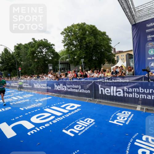 29.06.2025 - hella hamburg halbmarathon Zöllner http://msf.ph/oto/8414018 29.06.2025 10:24:46 Ziel 1241, 2892, 18740 meine-sportfotos.de
