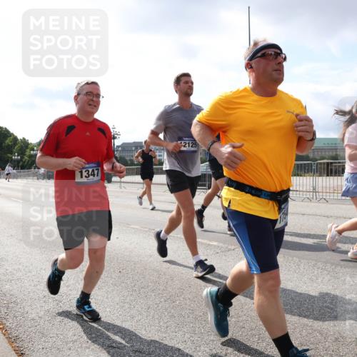 29.06.2025 - hella hamburg halbmarathon Lena Gebhardt http://msf.ph/oto/8414020 29.06.2025 10:04:51 Lombardsbrücke 1347, 2125, 1126, 1213, 1316, 1347, 1377, 1559, 1674, 2011, 2424, 2463, 2628, 2698, 2852, 3071, 3413, 3994, 4146, 4293, 4394, 4538, 4951, 5869, 6311, 6907, 6908, 7302, 8049, 8089, 9019, 9489, 10100, 10213, 10709, 10834, 10962, 11088, 11551, 11595, 12125, 12924, 13242, 13327, 13533, 13625, 15532, 16128, 16134, 16145, 16357, 16579, 16753, 16989, 16995, 17112, 17113, 17434, 17814, 17818, 18189 meine-sportfotos.de
