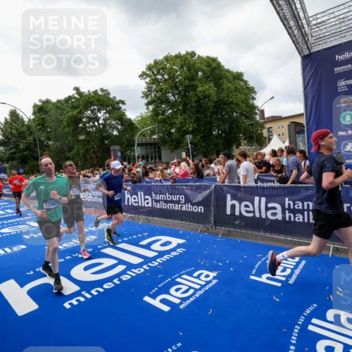 29.06.2025 - hella hamburg halbmarathon Zöllner http://msf.ph/oto/8414021 29.06.2025 10:48:07 Ziel 1086, 4324, 4528, 4601, 4711, 6377, 9626, 9638, 12706, 12724, 12747, 12808, 13570, 16094, 16149, 18206, 18922, 19198 meine-sportfotos.de